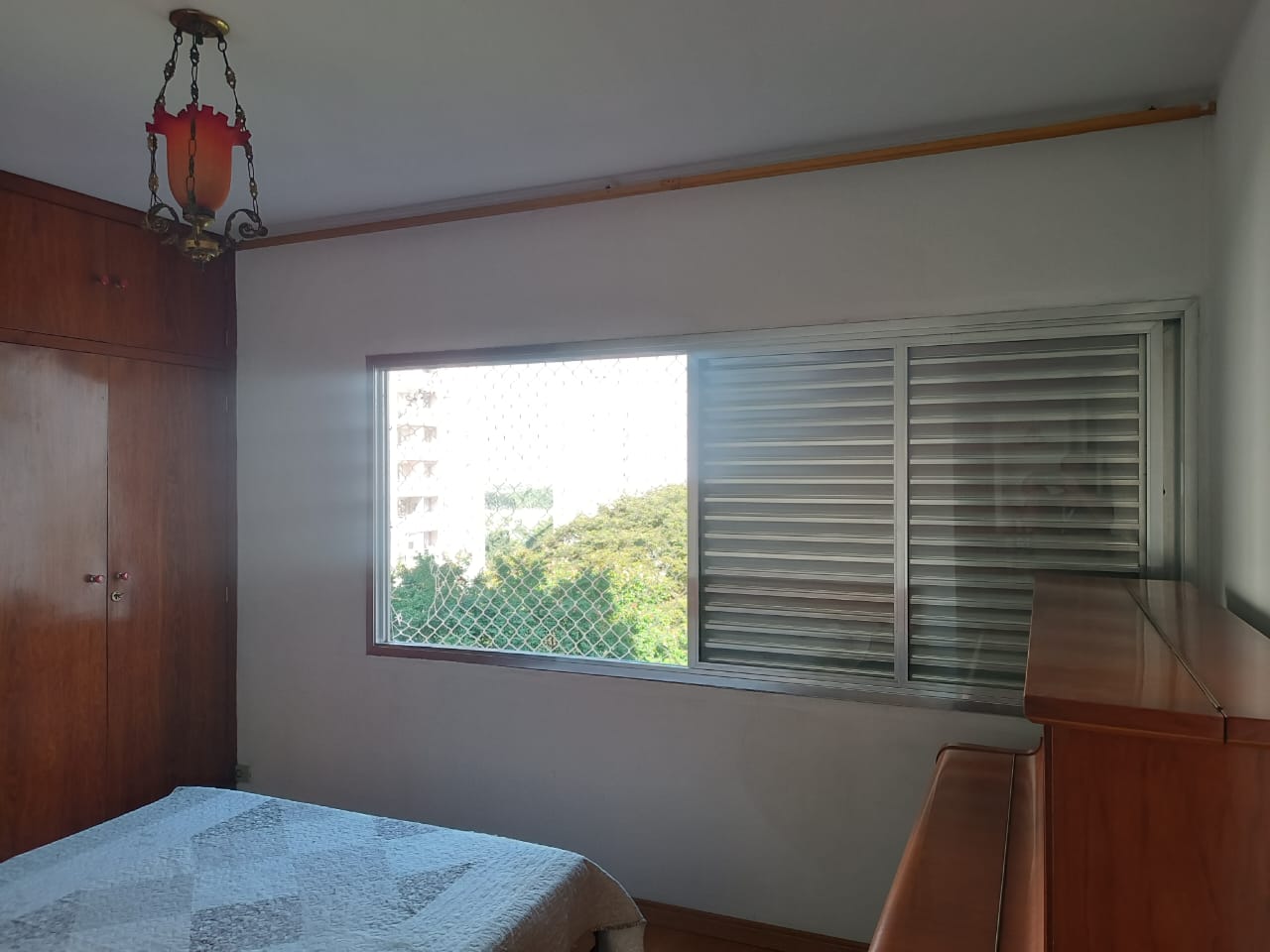 Quarto com janela e vista