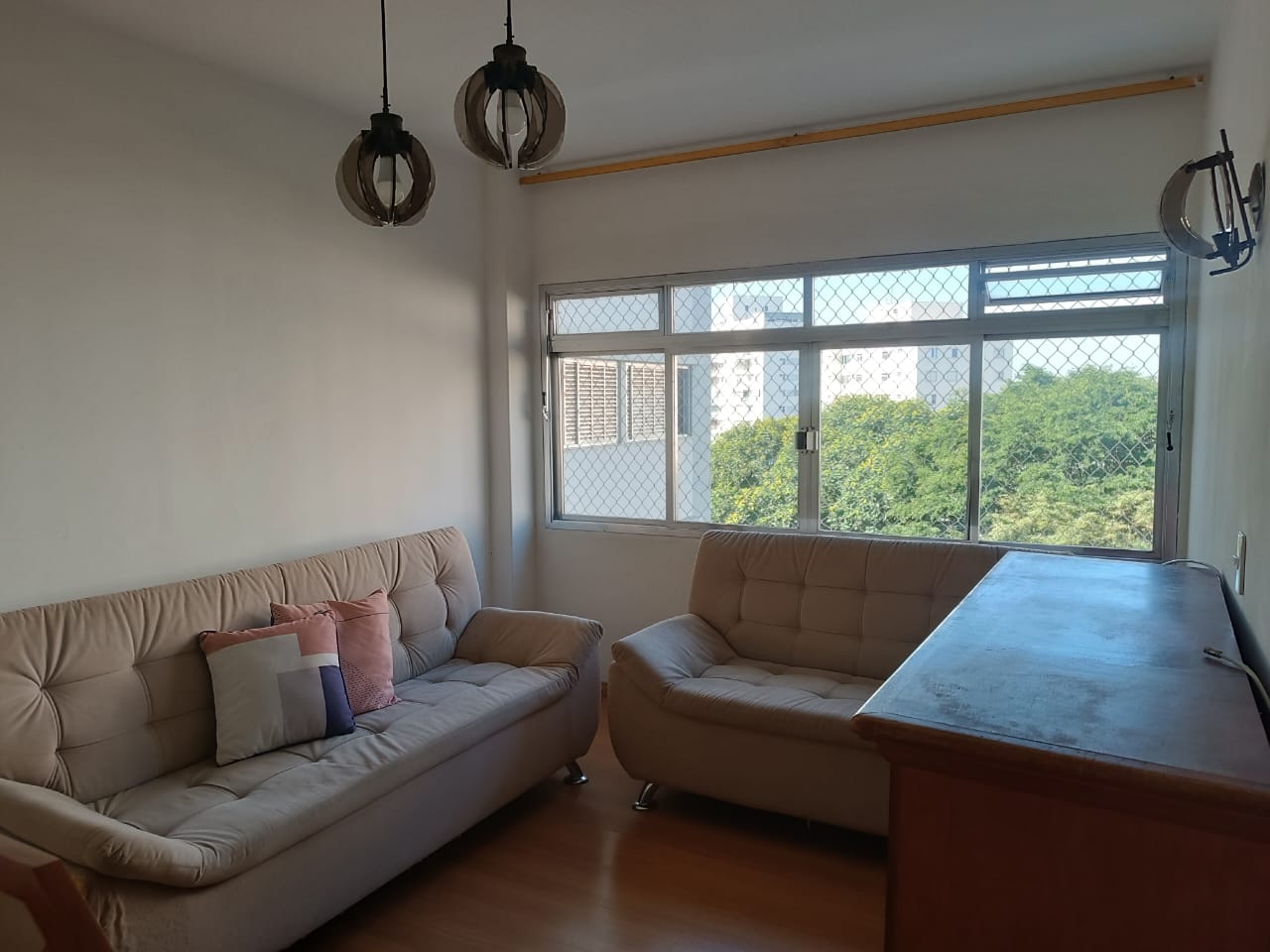 Sala de estar com vista para área verde